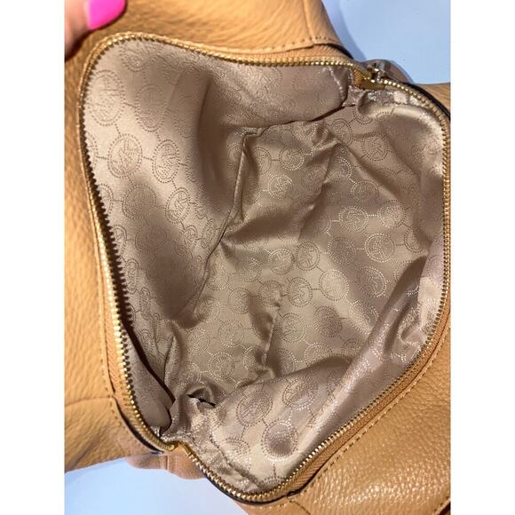 MICHAEL KORS, CAMEL PEBBLED LEATHER SHOULDER BAG WITH CHARM - Picture 13 of 16